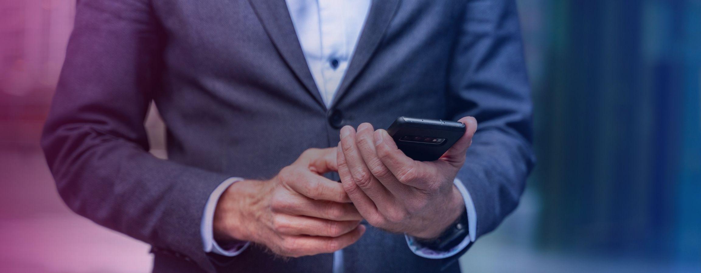 Mann-med-smarttelefon.jpg
