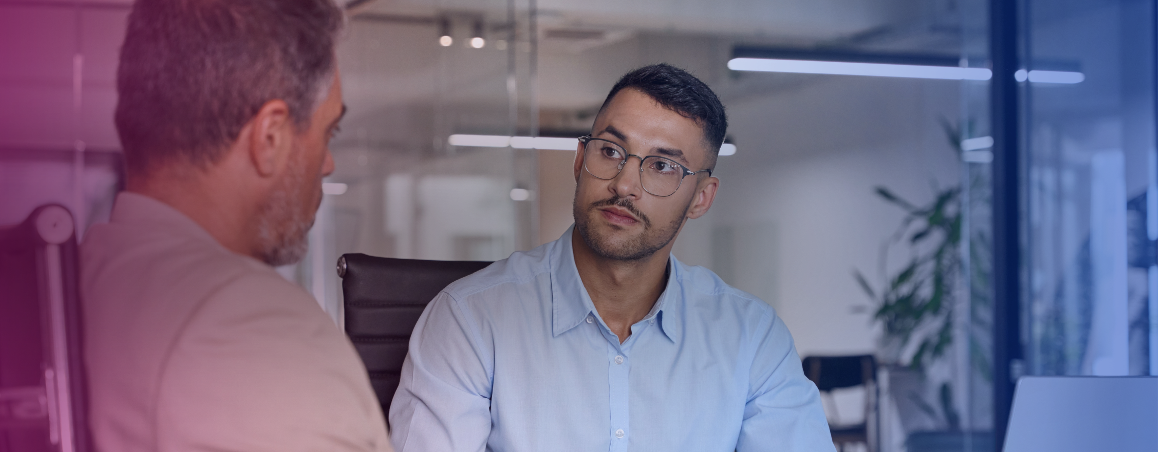 2 miesta keskustelee.png