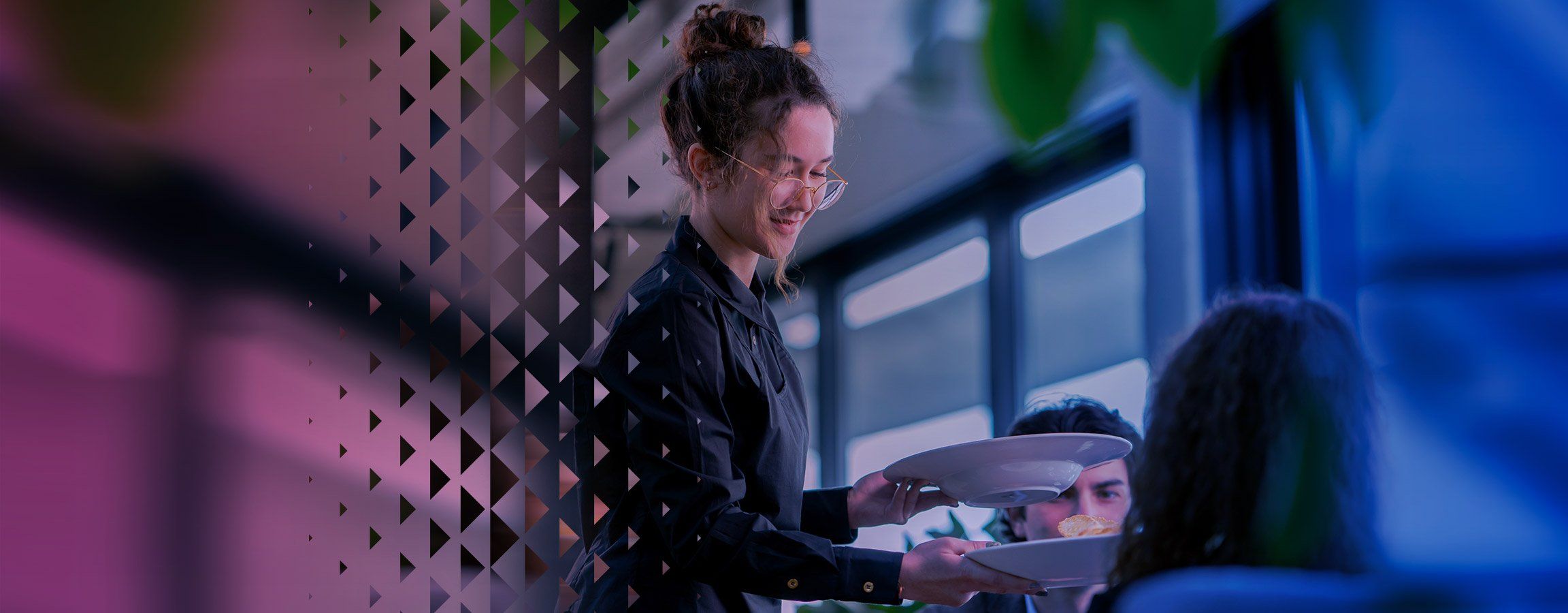 Nainen tarjoilee ravintolassa