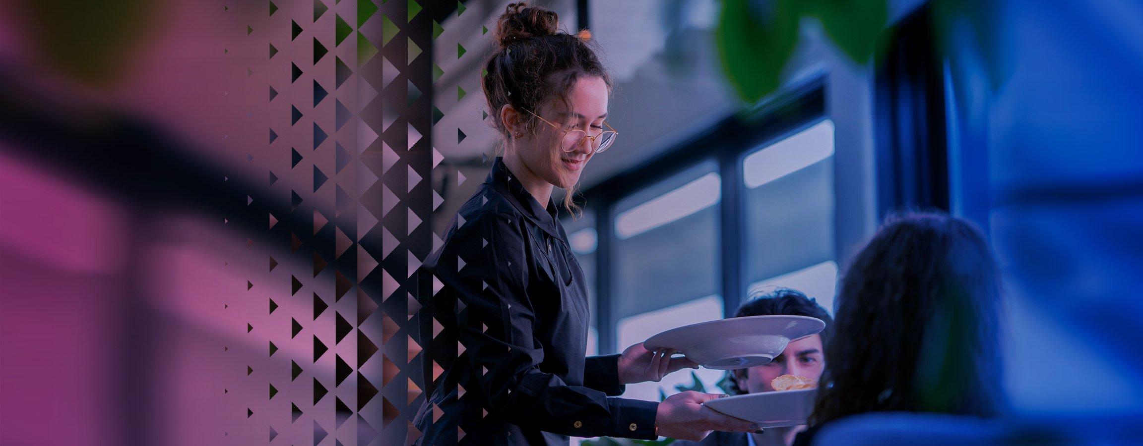 Nainen tarjoilee ravintolassa