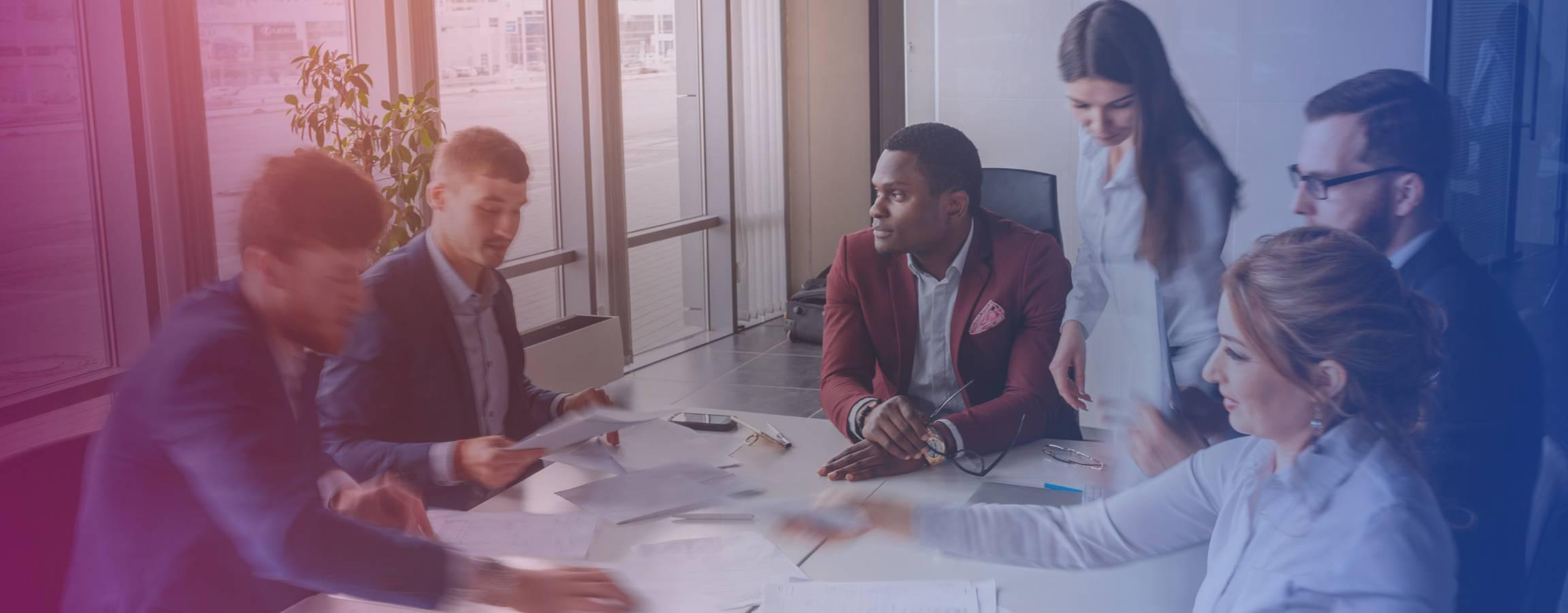 Folk, der arbejder omkring et bord