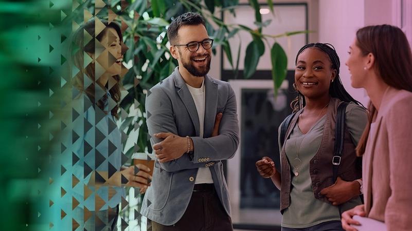 Ryhmä ihmisiä keskustelee