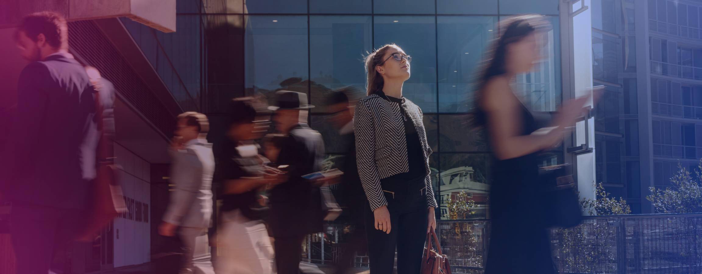 Kvinde, der står i en menneskemængde