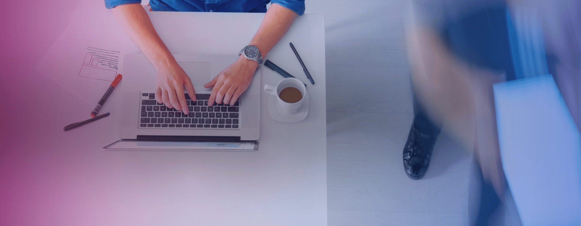 Kirjoittaa tietokoneella