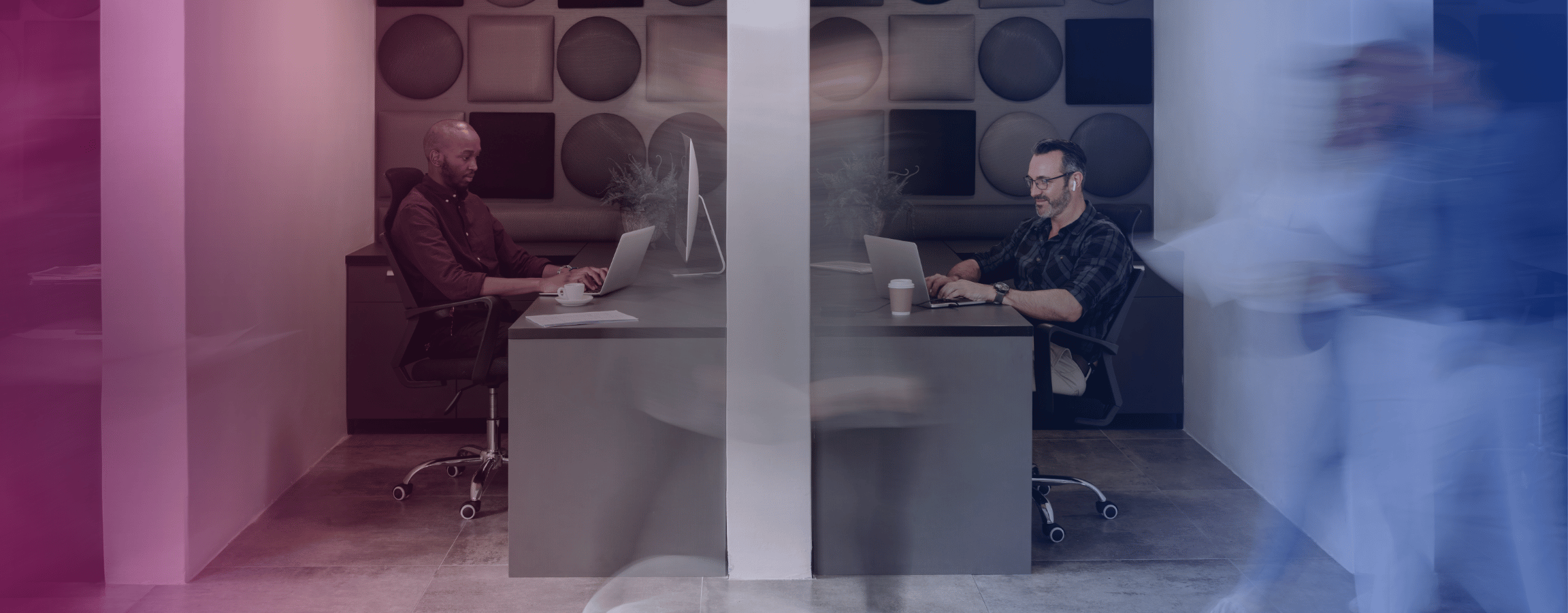 2 ihmistä istuu toimistossa