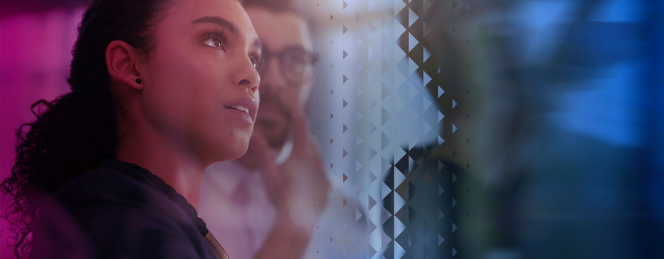 Nainen ja mies keskustelevat