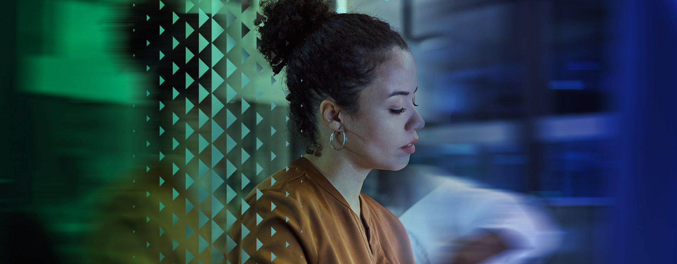 Nainen työpöydän äärellä