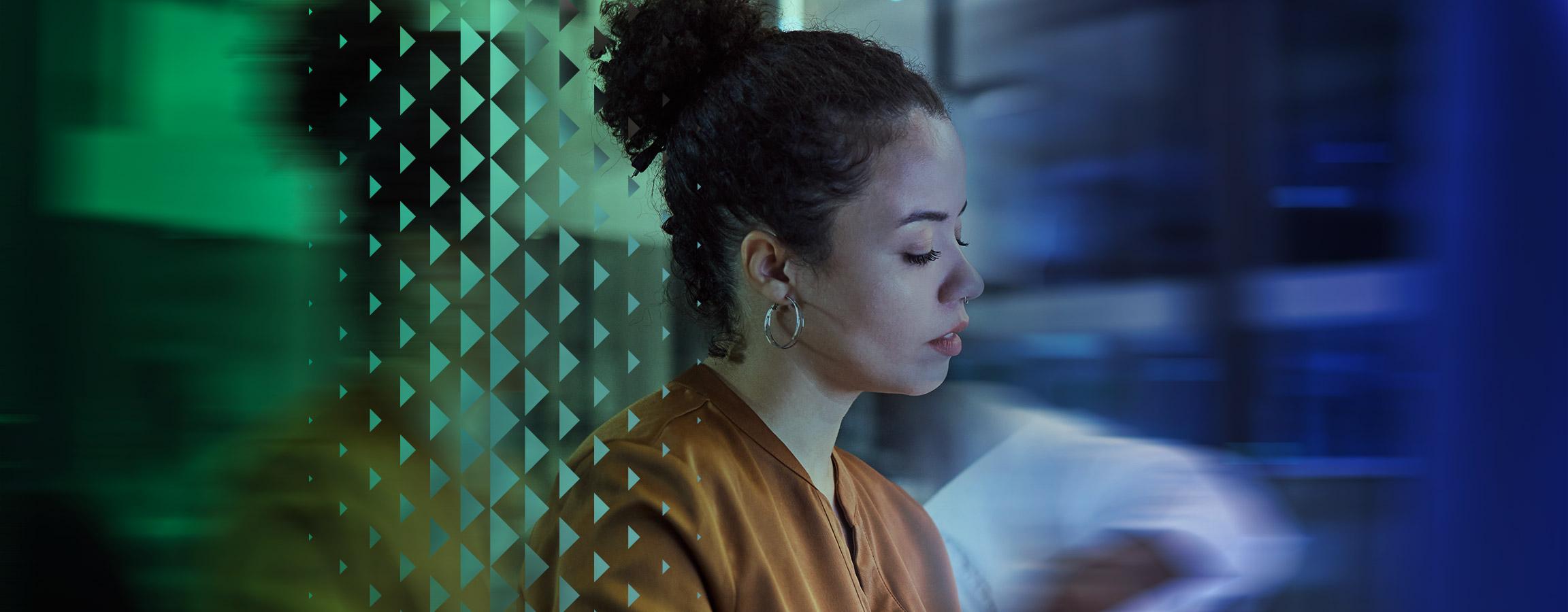 Nainen työpöydän äärellä