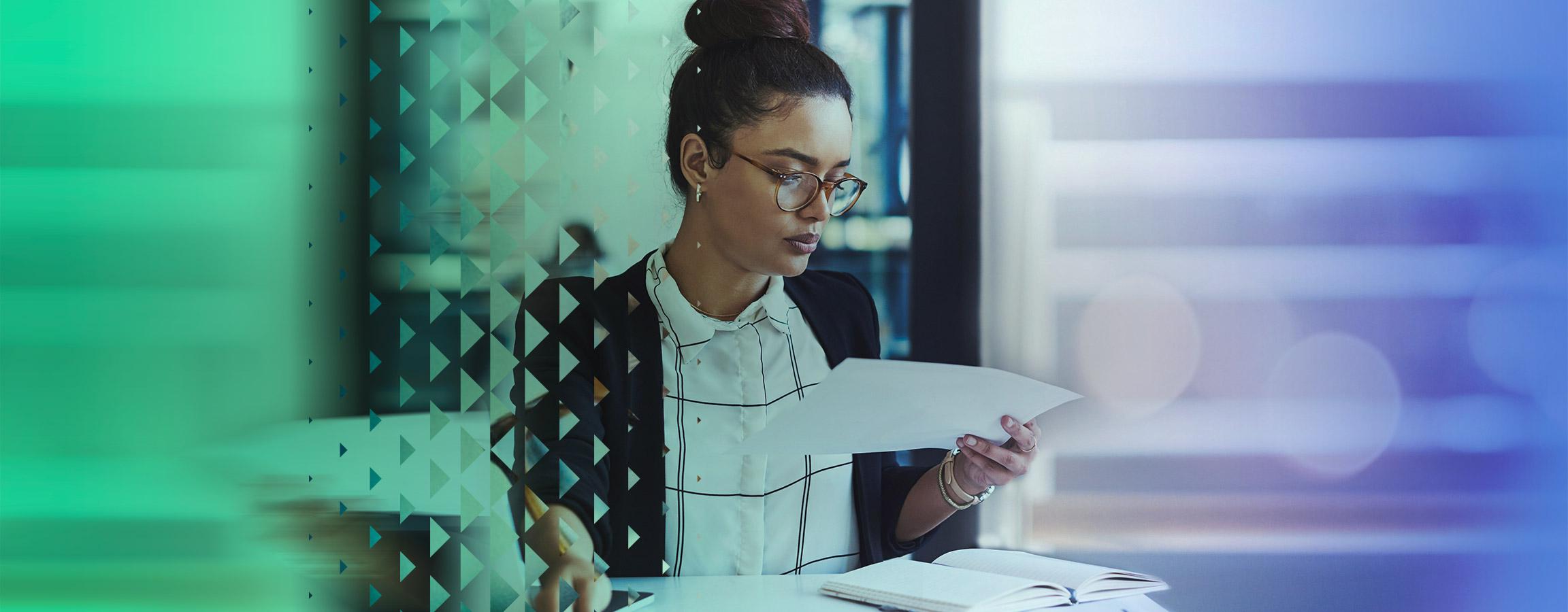 Nainen työpöydän ääressä