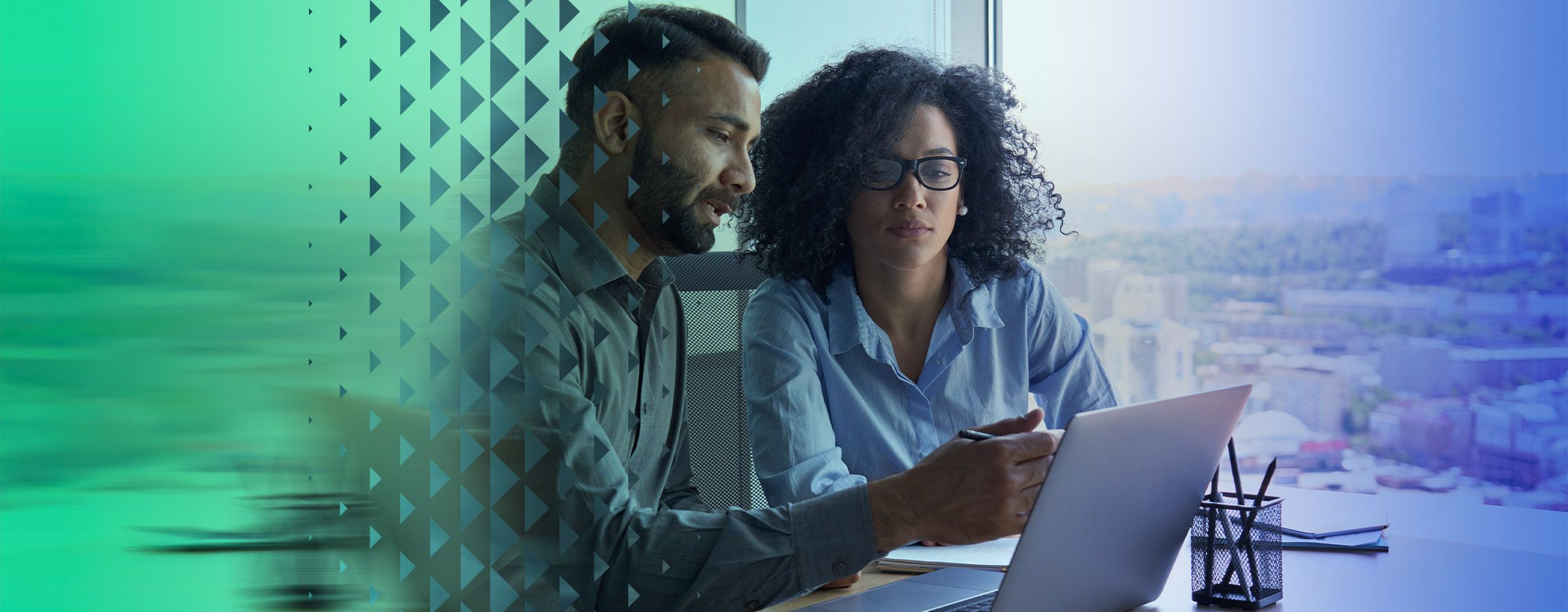 Mies ja nainen työskentelee