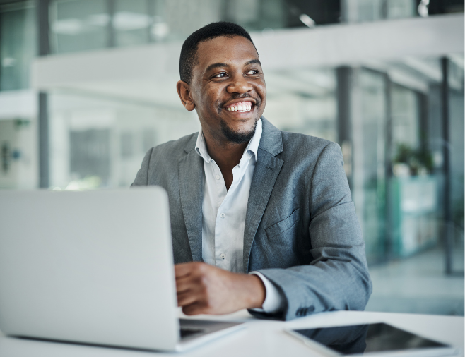 Hymyileva Mies Tietokoneella 658 X 506