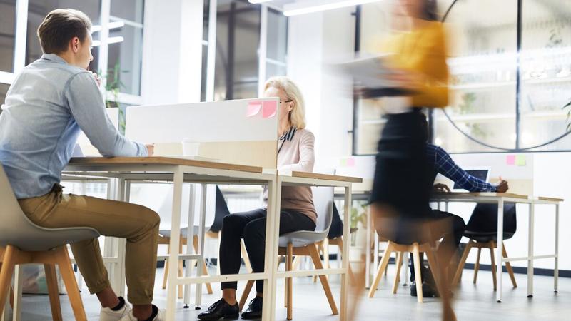 Mennesker jobber på et kontor