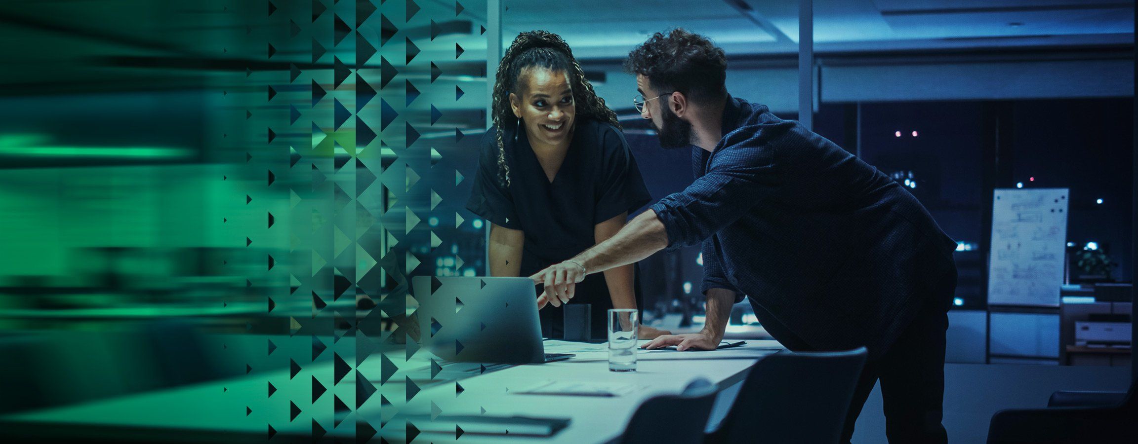 Kaksi henkilöä työskentelee tietokoneen ääressä