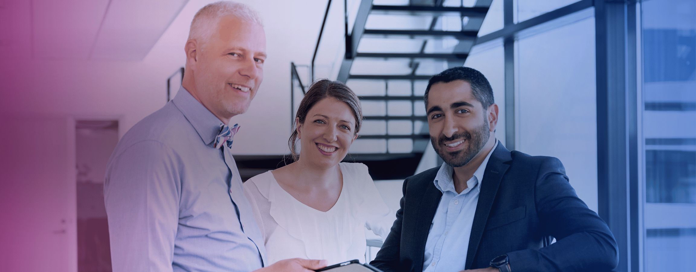 kolme ihmistä käytävällä