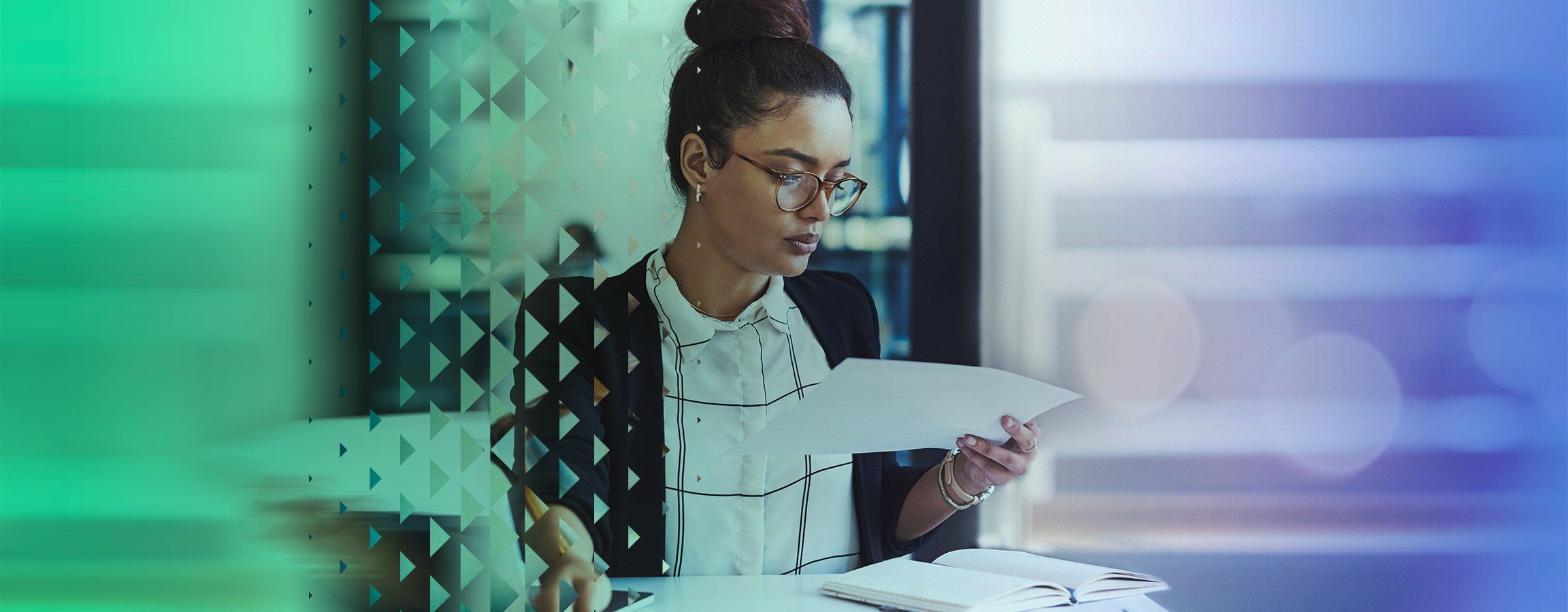 Nainen työpöydän ääressä