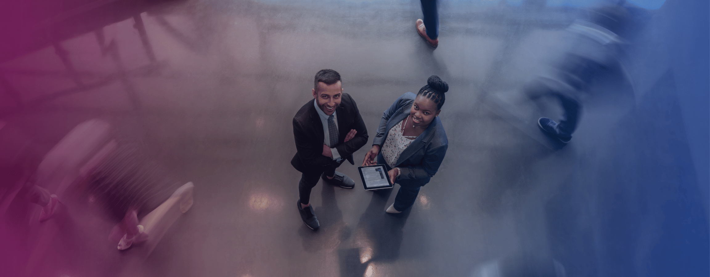 Kaksi ihmistä aulassa