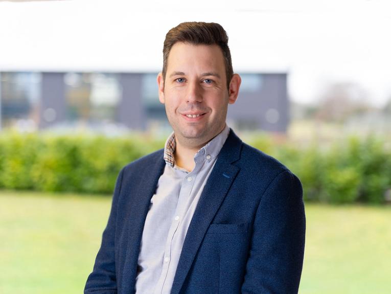headshot of chris barrett