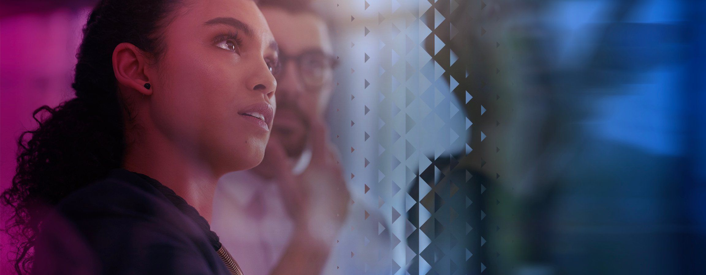 Nainen ja mies keskustelevat