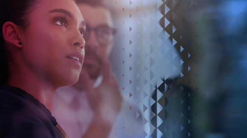 Nainen ja mies keskustelevat