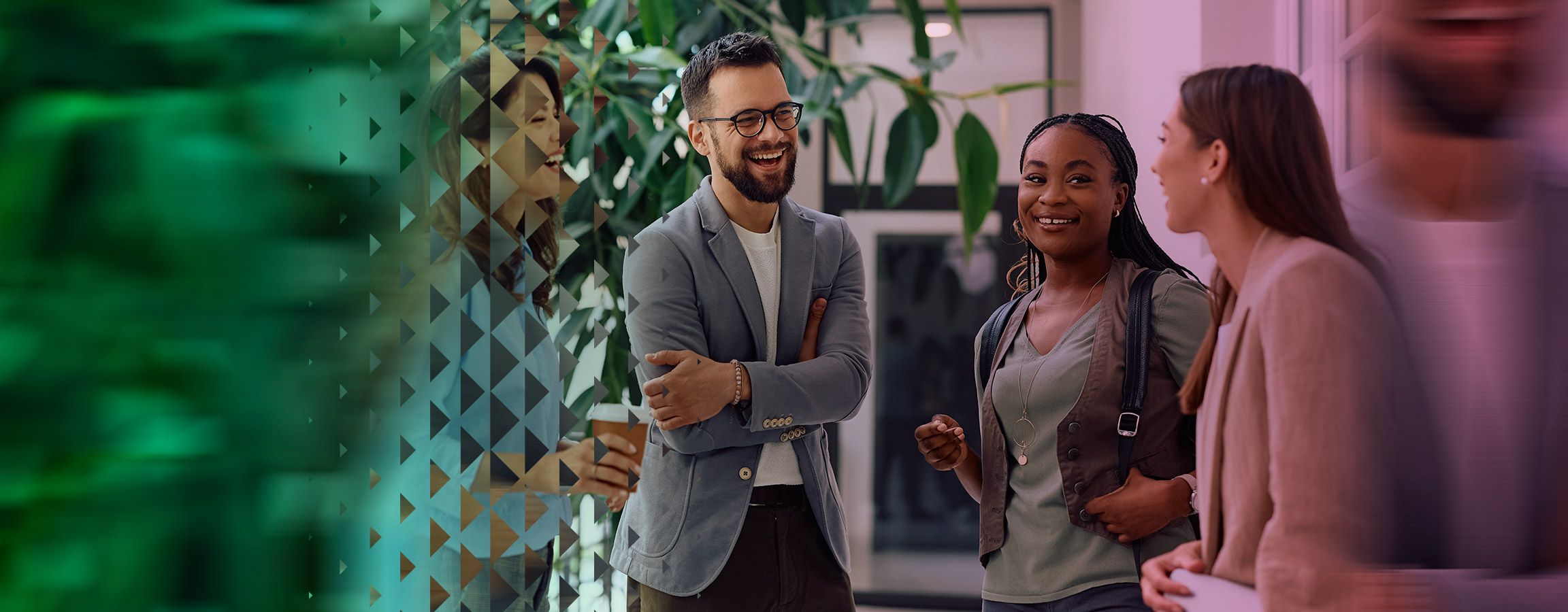 Ryhmä ihmisiä keskustelee