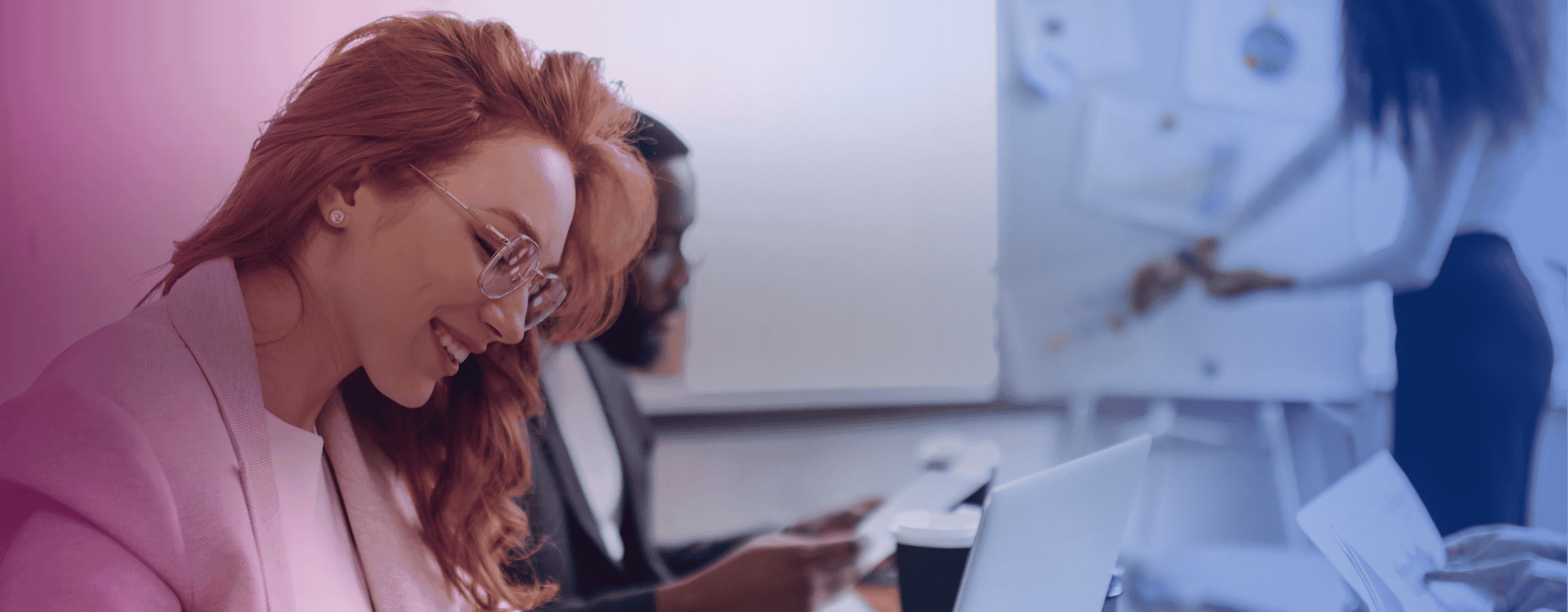 Az Fi Insight Hero Hymyileva Nainen Ja Pc