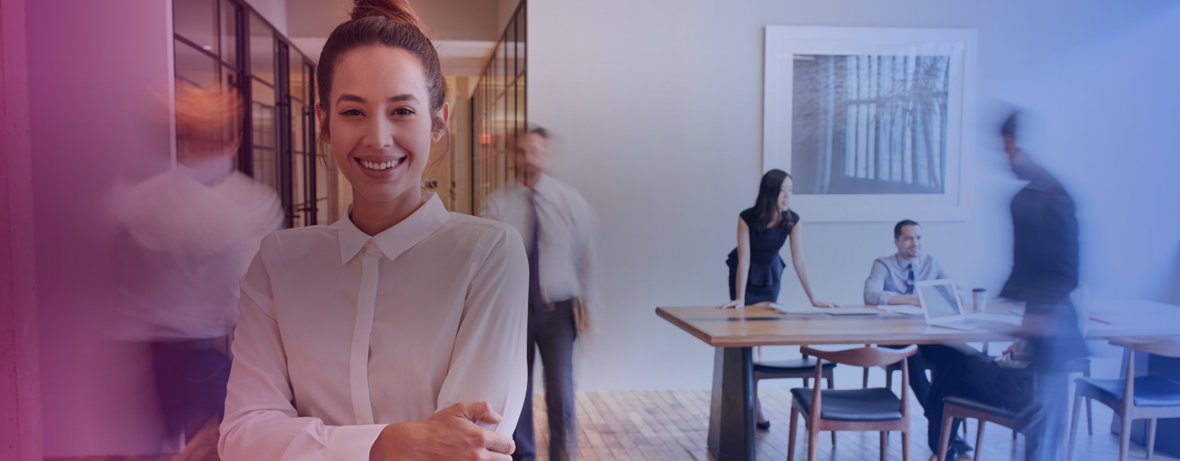 Nainen seisoo puulattialla 2304x900.png