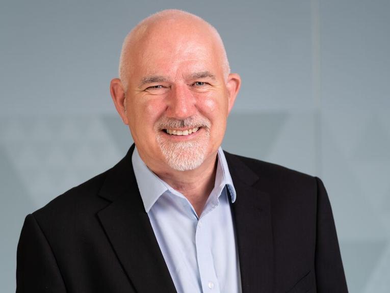 Uk Head Shot Alan Taylor 003 Col 300dpi