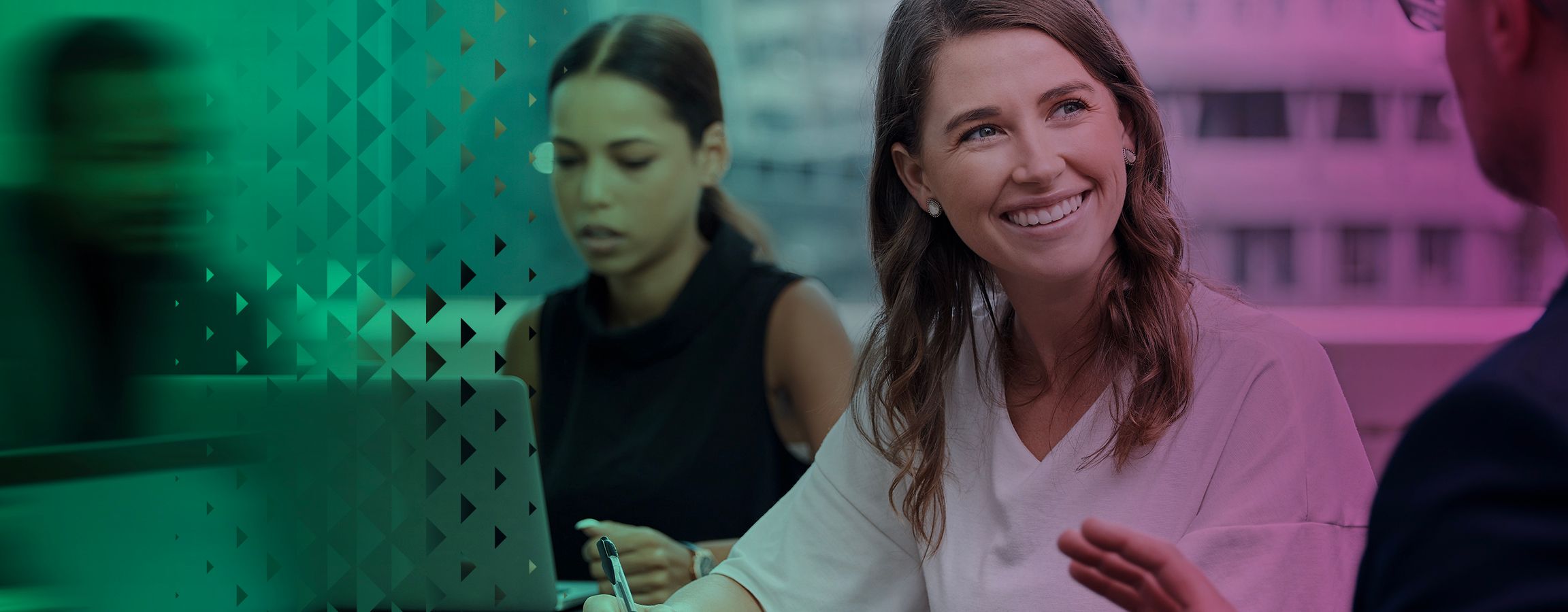 Nainen töissä tietokoneen äärellä