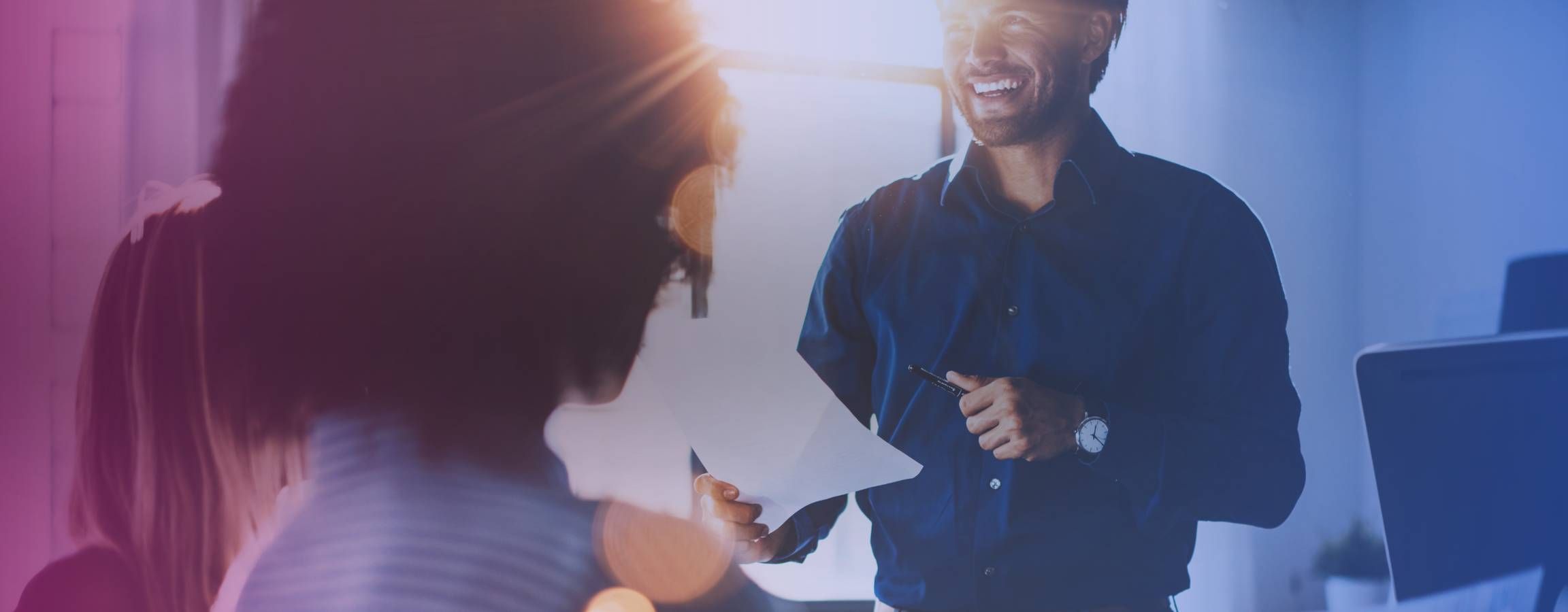 Mand, der taler og smiler