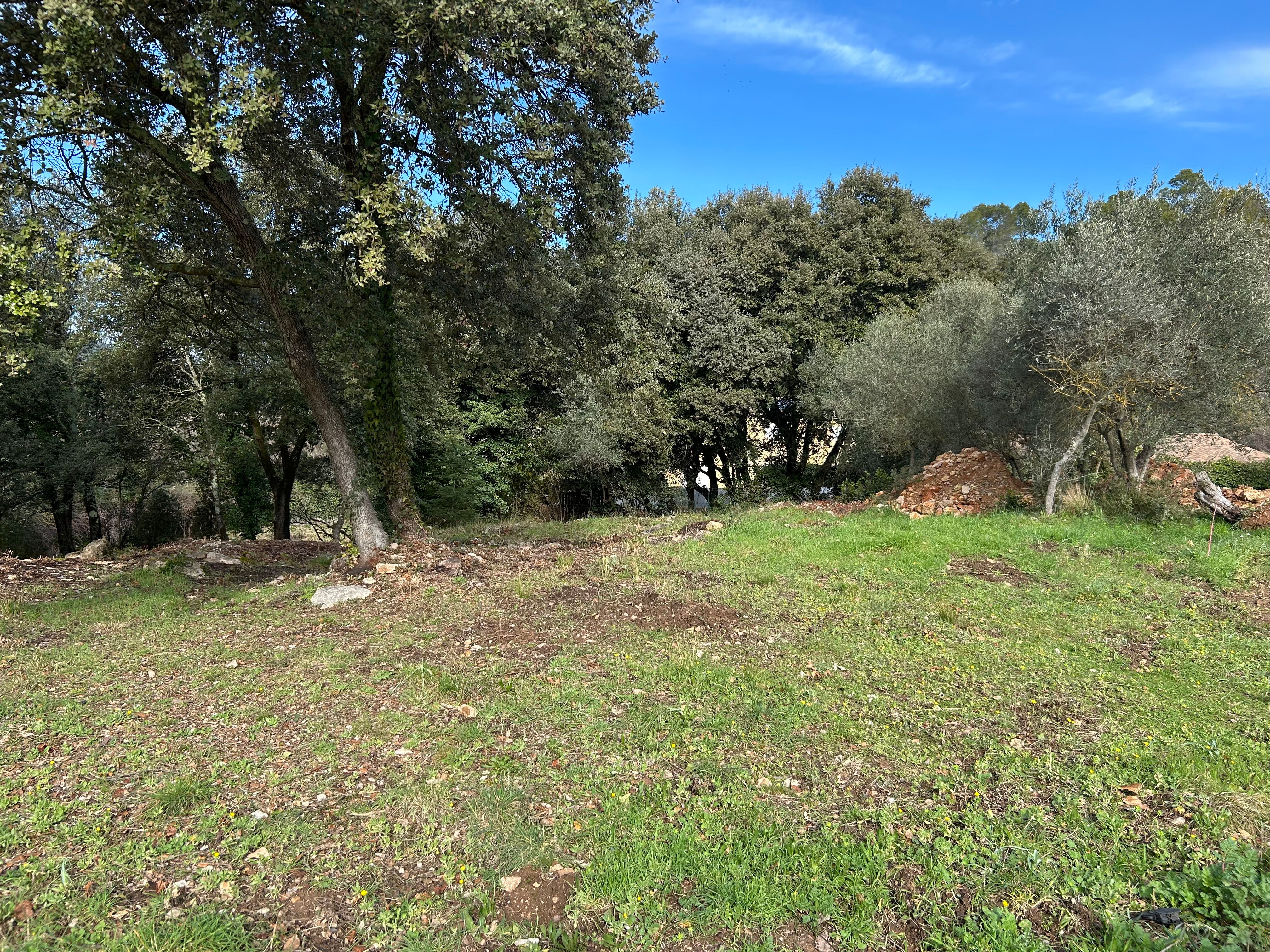 terrain 1328m² à carnoules · 143 000 €