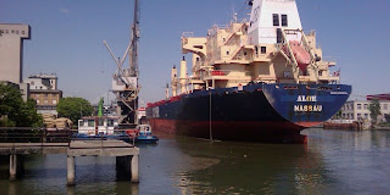 4 tugs og en båt med korn