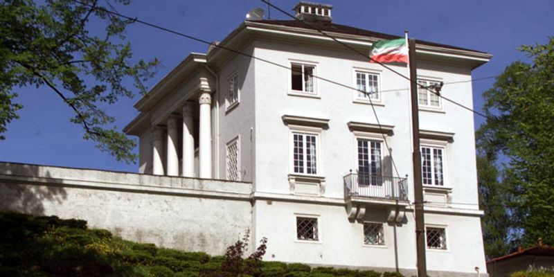 Med skitten olabukse på mottagelse i ambassaden