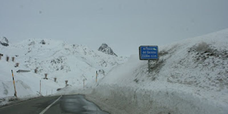 Ny pers i høyde med bil - Berninapasset