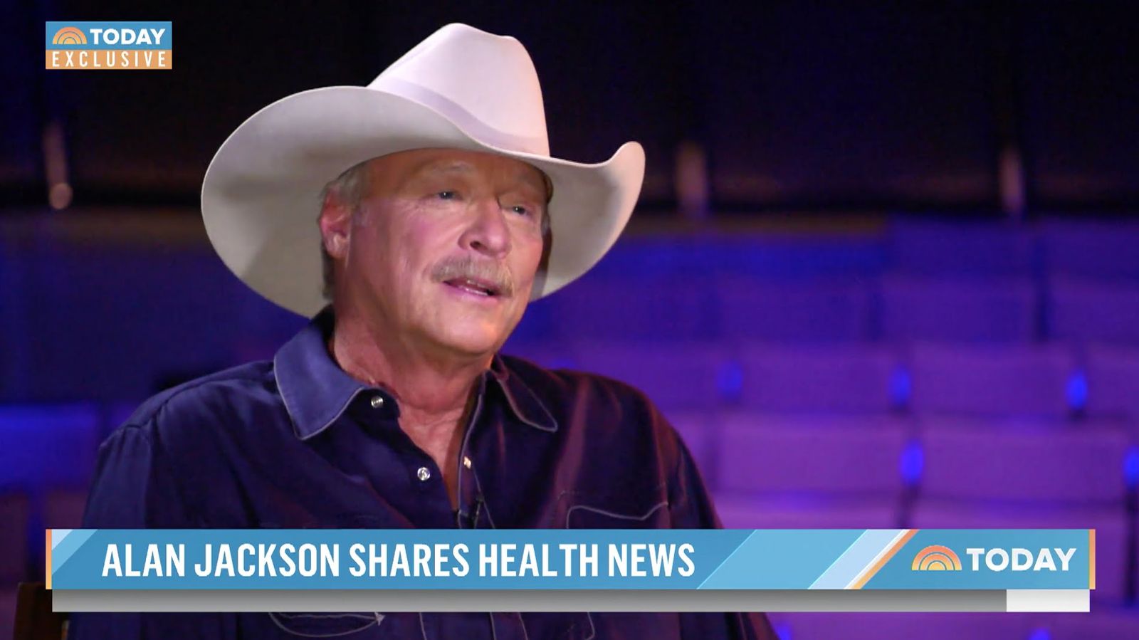 Hombre con sombrero blanco de vaquero y camisa oscura en el set del programa TODAY, el cartel dice "ALAN JACKSON COMPARTE NOTICIAS SOBRE SU SALUD"