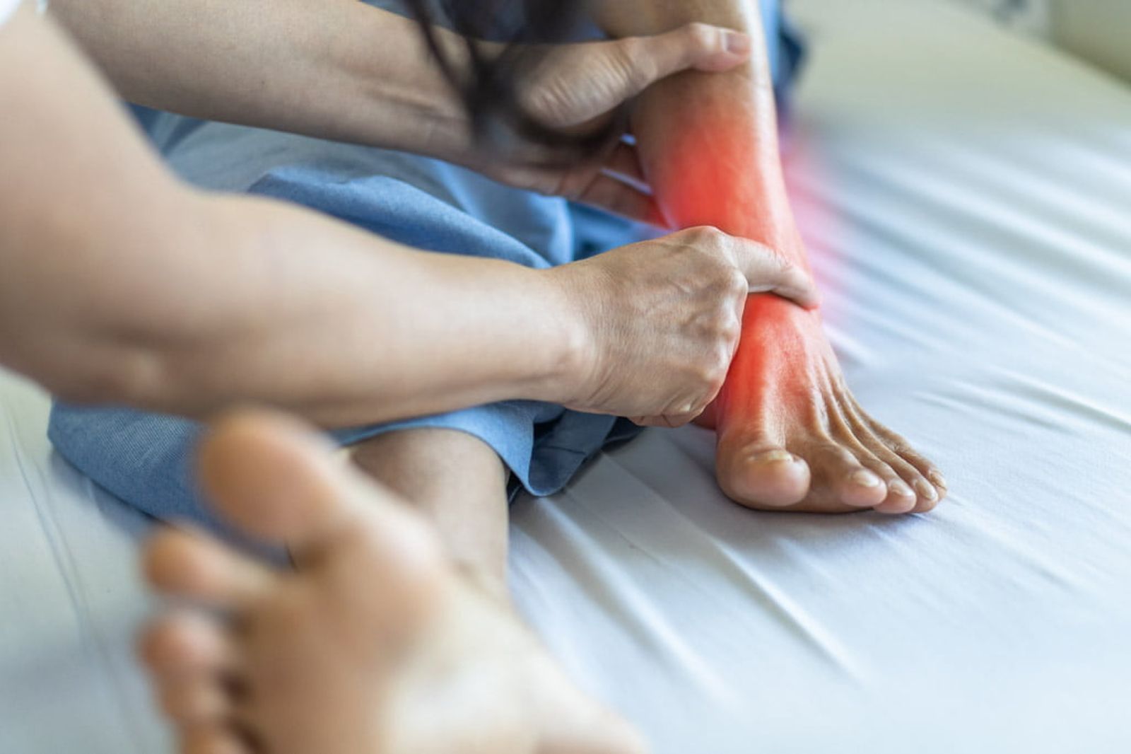 Médico examinando el pie y el tobillo de un paciente por dolor nervioso y articular