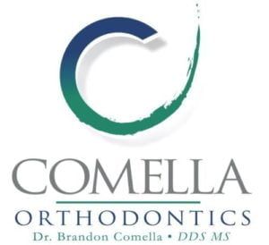 Logotipo de Comella Orthodontics con diseño curvo de azul a verde y texto Dr. Brandon Comella DDS MS.