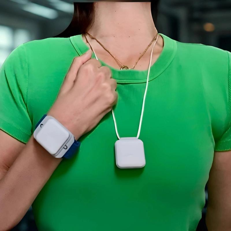 Persona con camisa verde, collar con colgante cuadrado blanco y reloj inteligente blanco.