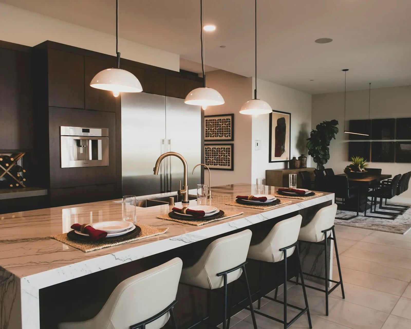 Plan de travail en quartz dans une cuisine moderne