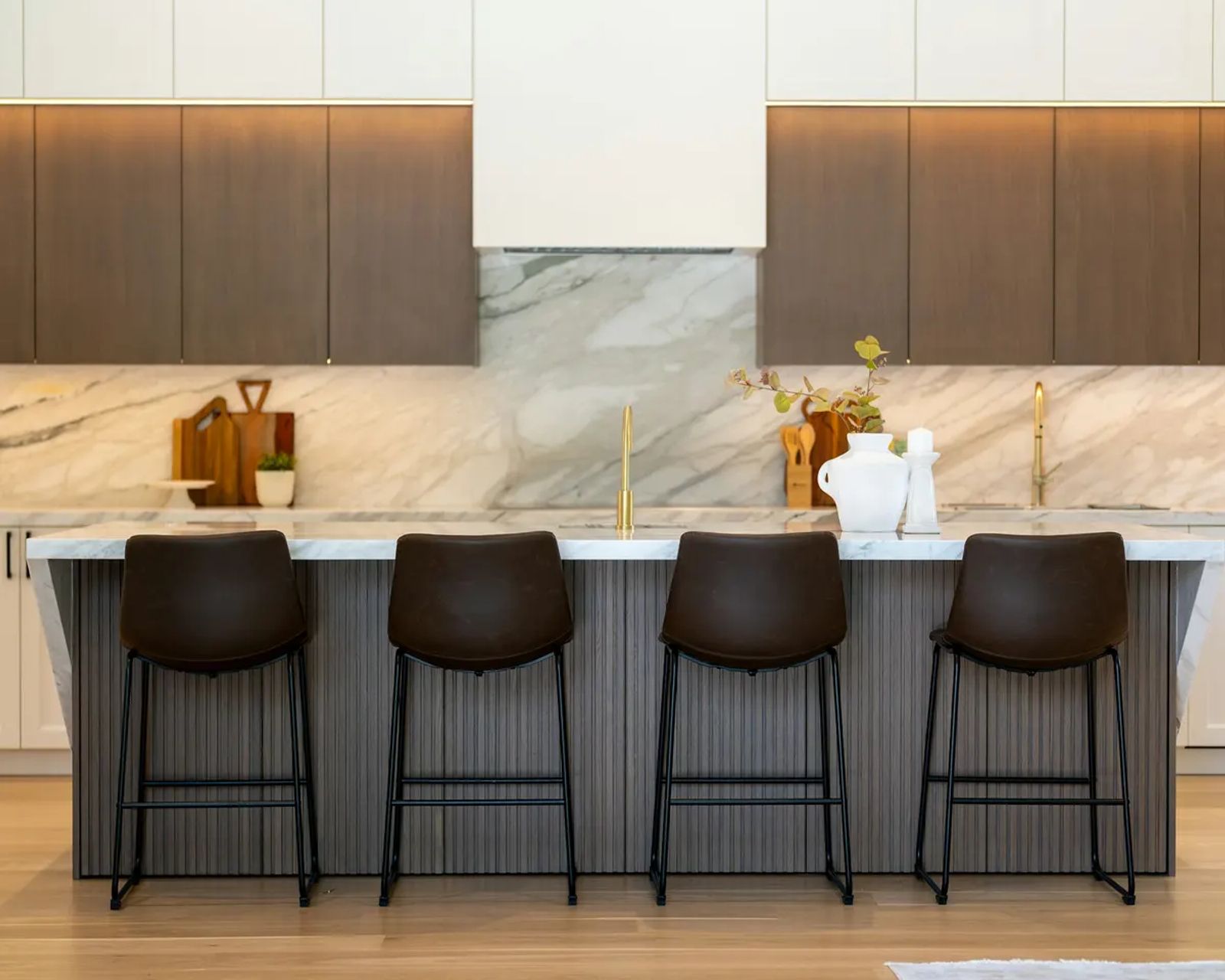 Cuisine avec îlot et crédence en quartz veiné