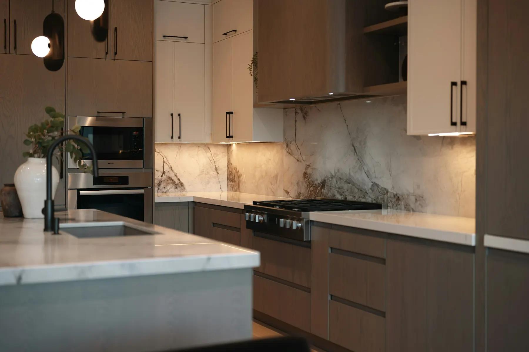 Cuisine aux plans de travail en quartz clair