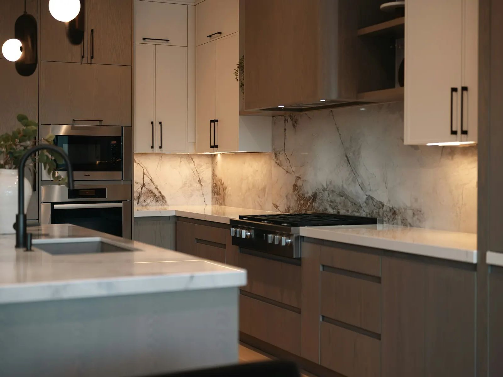Cuisine aux plans de travail en quartz clair