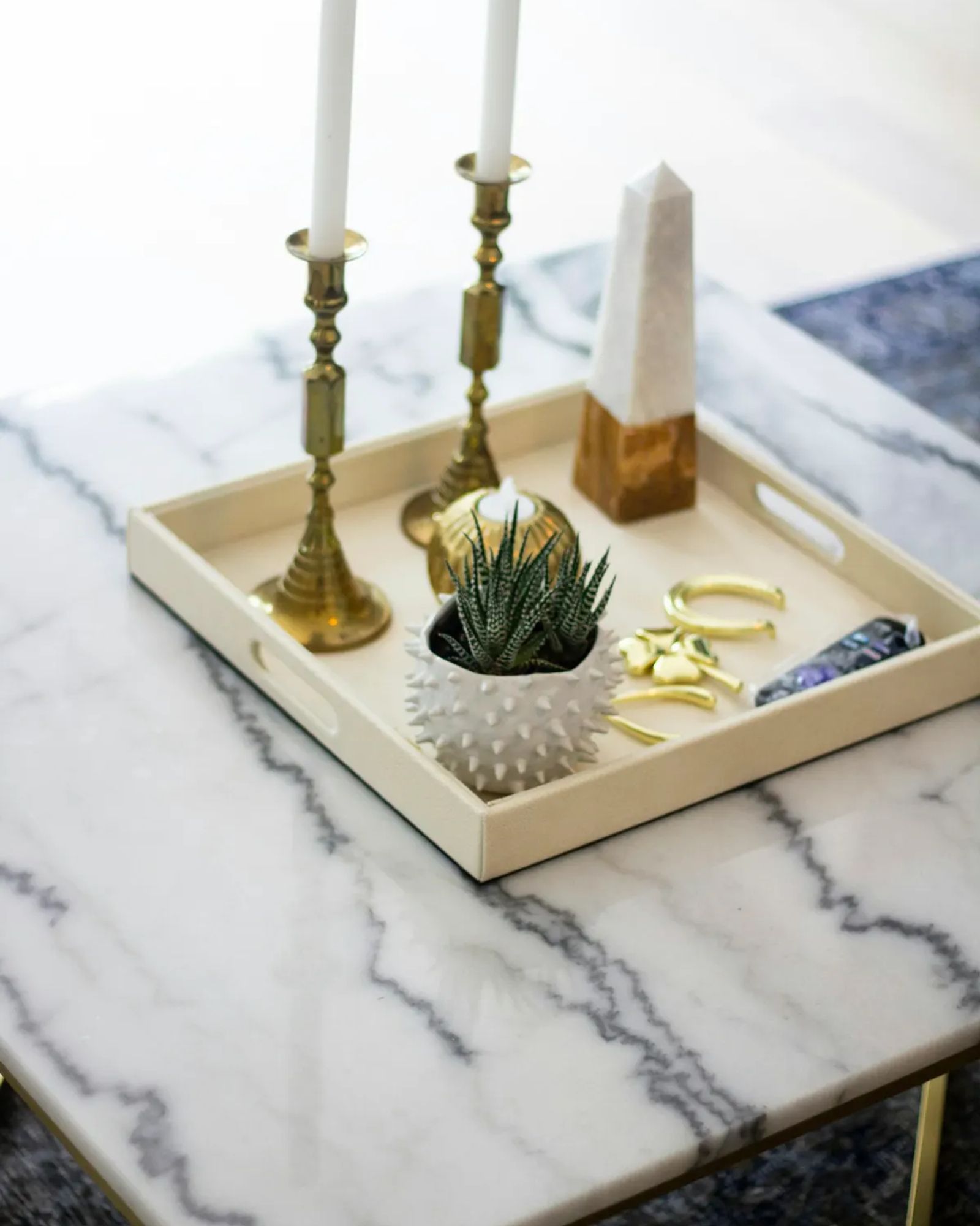Plateau décoratif sur une surface en pierre