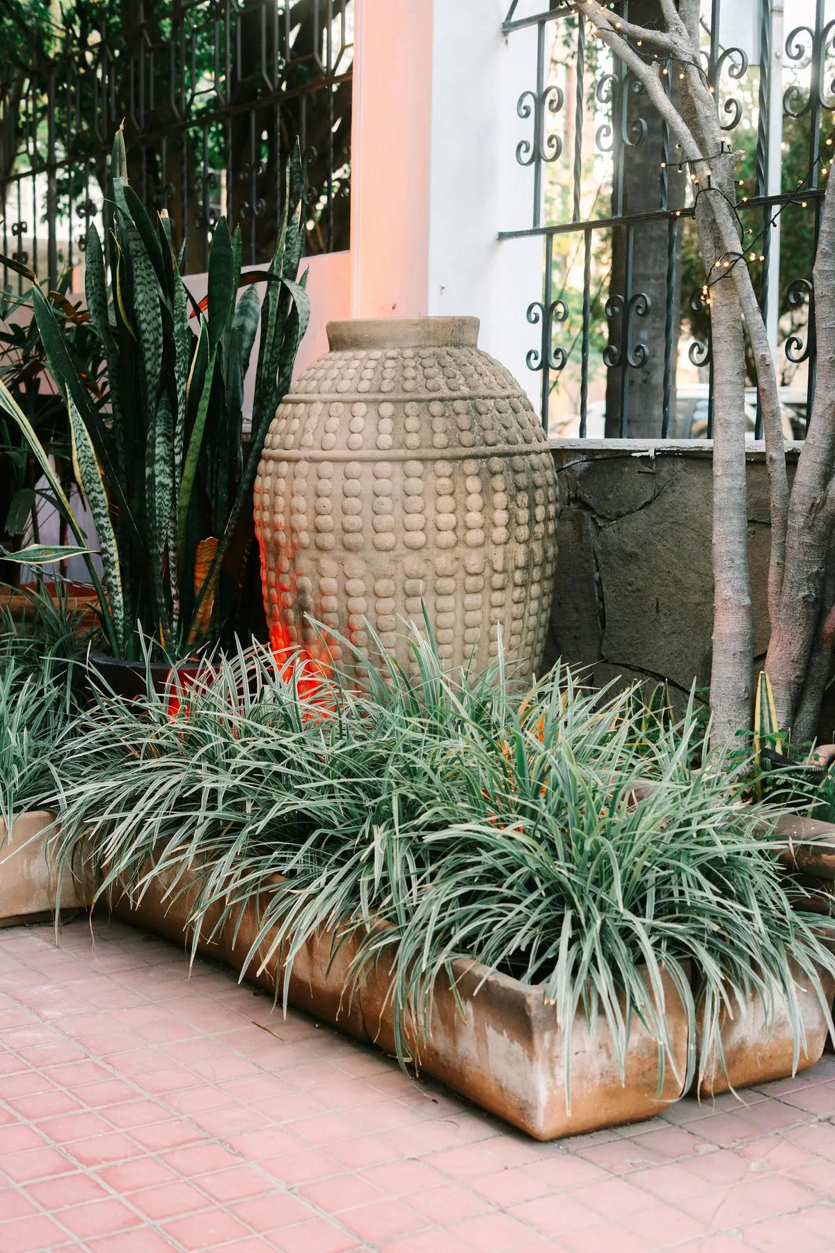 Grand pot texturé dans un jardin