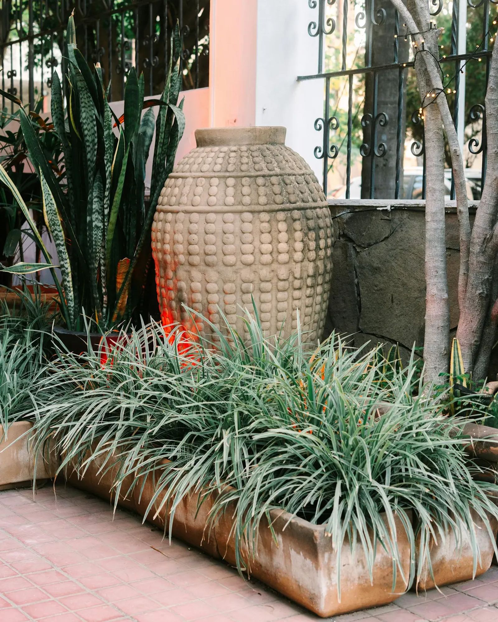 Grand pot texturé dans un jardin