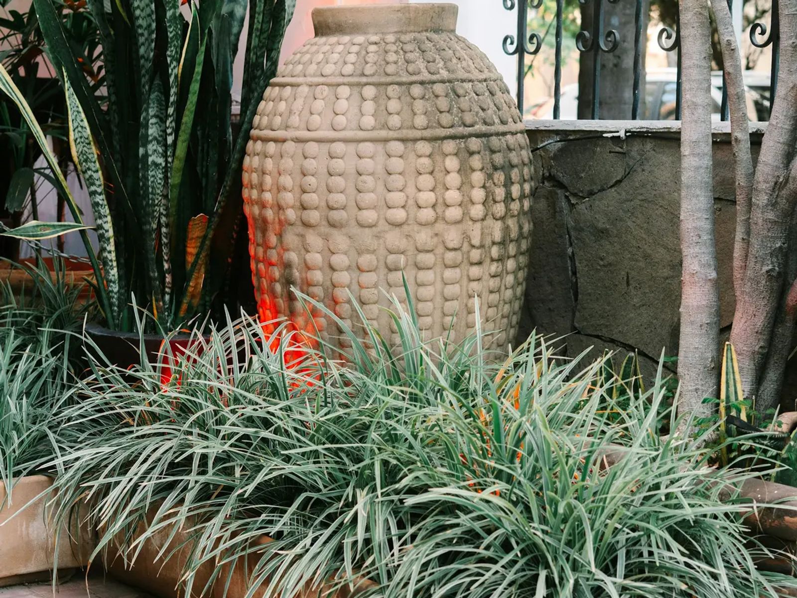 Grand pot texturé dans un jardin