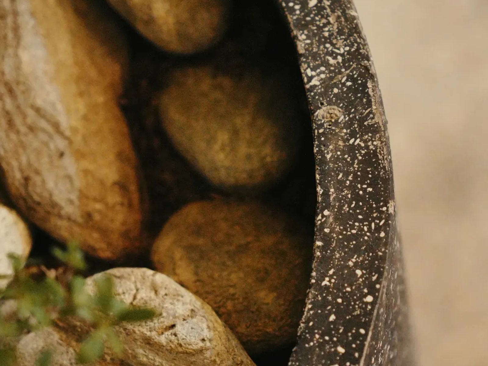 Pot sombre rempli de galets