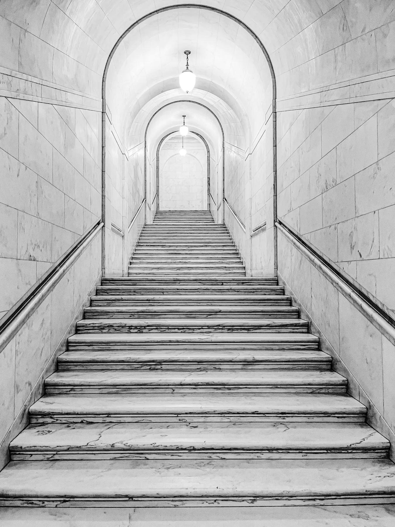 Escalier contemporain à Constantine, Gris Hoggar