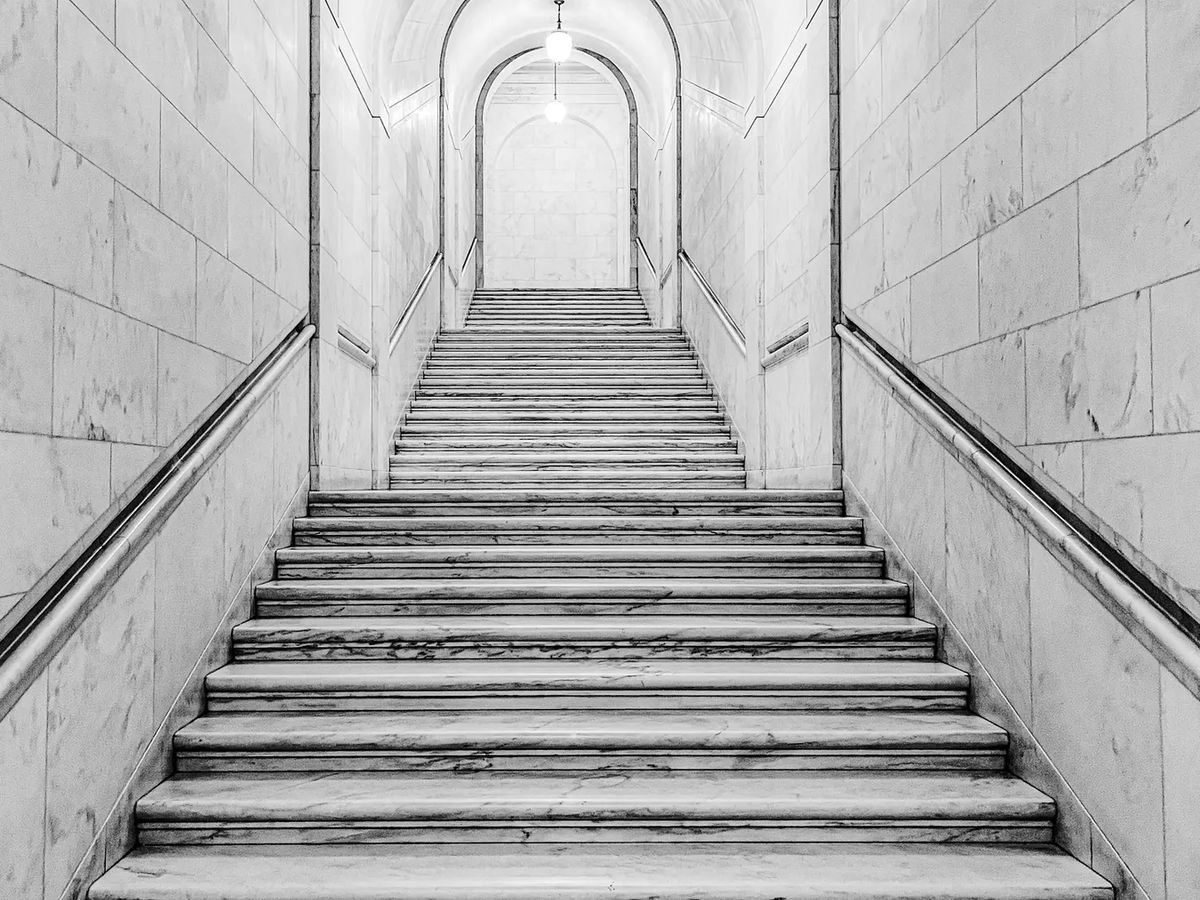 Escalier contemporain à Constantine, Gris Hoggar