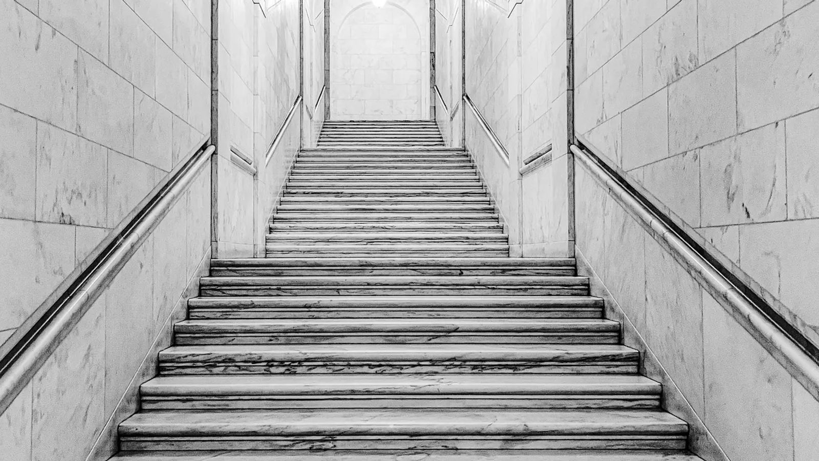 Escalier contemporain à Constantine, Gris Hoggar