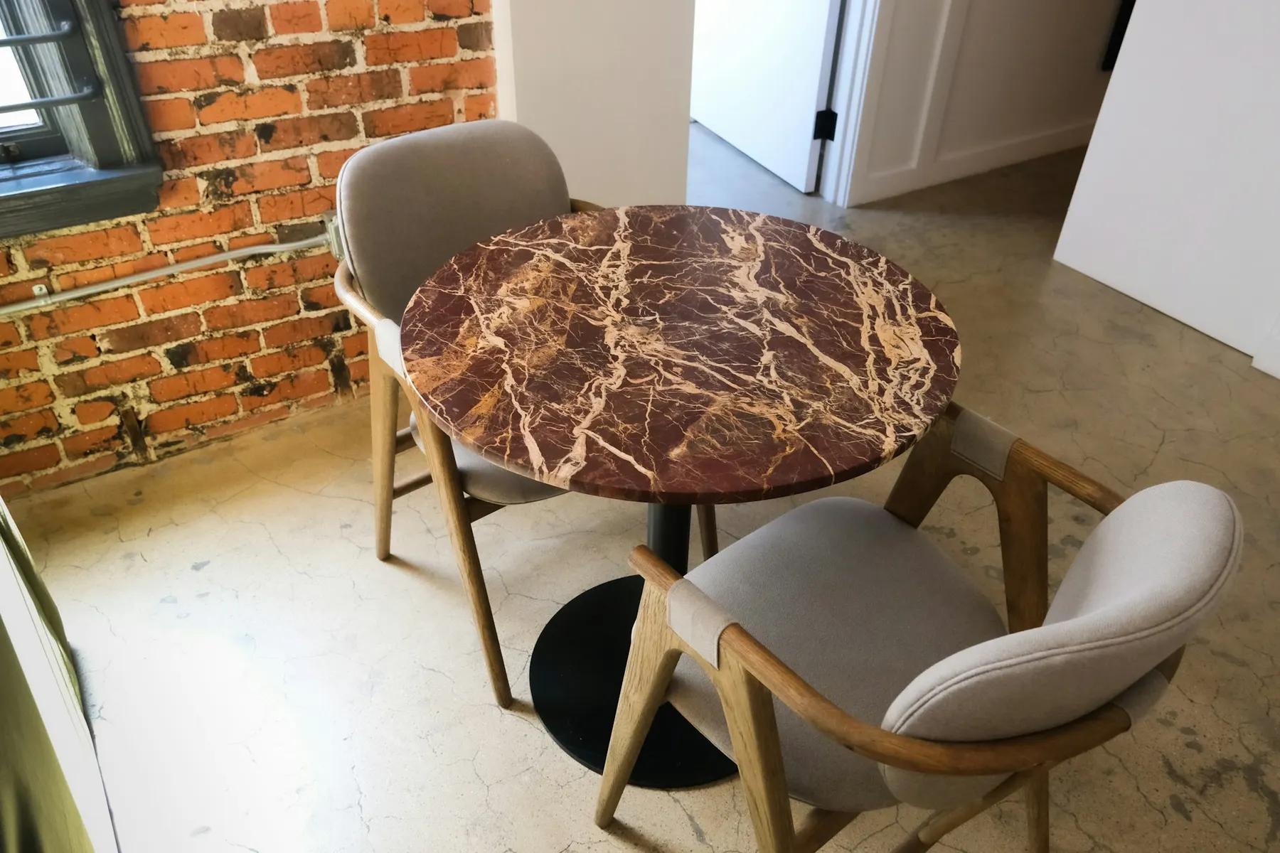 Table ronde en pierre veinée